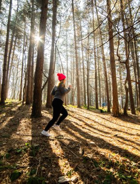 Spor giyim giymek ve Mountain ormandaki kış aylarında çalışan güzel kız