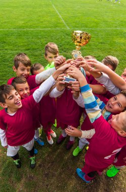 Çocuklar futbol futbol - futbol sahası üzerinde maçtan sonra bir ödül kutluyor genç çocuk oyuncular