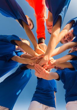 Eller bir arada, futbol bir arada, çocuklar motivasyon, oyun planı ve strateji için sahada. Spor, futbolcu ve destek için çocuklarla rekabet, eğitim ve alıştırma.