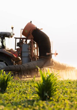 Pestisitler soya sahada püskürtücü ile bahar püskürtme traktör
