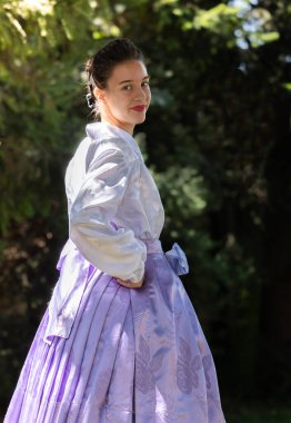 Geleneksel Ukrayna nakışlı giysiler giymiş genç bir kadın. 