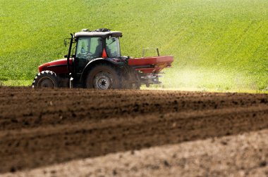 Traktör yapay gübre yayıyor. Ulaşım, tarım.
