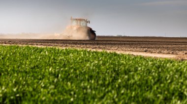 Traktör sürme çiftliği akşam yeni ekin ekimi için toprağı hazırlıyor..