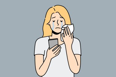 Stresli genç kadın cep telefonu ekranına bakıp ağlıyor. Mutsuz kız, akıllı telefondan kötü bir mesaj ya da ayrılık uyarısı almış. Vektör illüstrasyonu. 