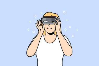 Gözlüklü gülümseyen kadın yeni ufuklar açıyor. Sanal gerçeklikteki mutlu kız modern teknolojinin tadını çıkarıyor. Vektör illüstrasyonu. 