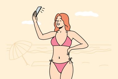Bikinili gülümseyen seksi genç kadın plajda cep telefonuyla kendi portresini çekiyor. Mayolu mutlu kız kıyıda akıllı telefondan selfie çekiyor. Vektör illüstrasyonu. 