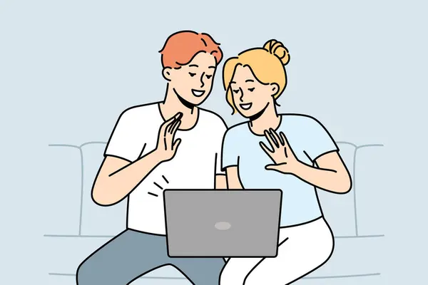 笑顔のカップルは コンピュータ上のビデオ通話でソファー波のトークに座っています 幸せな男性と女性は ラップトップでウェブカムの会話を楽しんでいます ベクトルイラスト — ストックベクタ