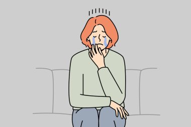 Mutsuz genç bir kadın kanepeye oturup depresyon ve yalnızlıktan dolayı ağlar. Yalnızlıktan ya da ayrılıktan rahatsız olmuş bir kadın. Vektör illüstrasyonu. 