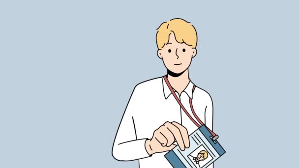 Junger Männlicher Mitarbeiter Zeigt Abzeichen Mit Foto Arbeiter Zeigen Personalausweis — Stockvideo