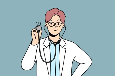 Beyaz üniformalı gülümseyen genç erkek doktor steteskopu hastayı muayene etmeye ya da muayene etmeye hazır tutuyor. Hastanede mutlu erkek pratisyen hekim ya da terapist kontrolü. İlaçlar. Vektör illüstrasyonu. 