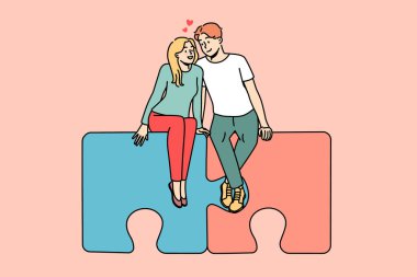 Yapboz üzerinde oturan mutlu çift sarılıyor. Gülümseyen adam ve kadın kucaklaşır aşkı birlikte bulurlar. İlişki ve şefkat. Vektör illüstrasyonu. 