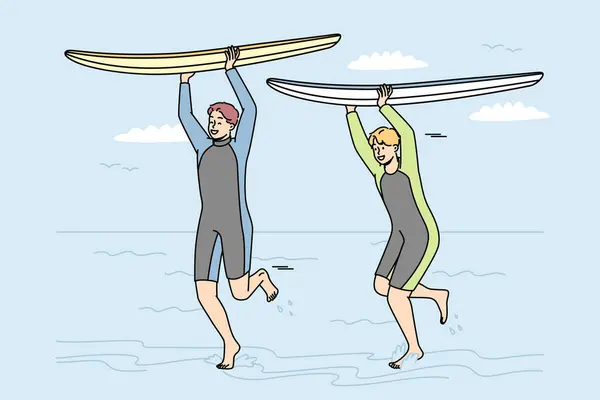 Хлопці Гідрокостюмах Бігають Дошками Серфінгу Над Головами Уздовж Берега Моря — стоковий вектор