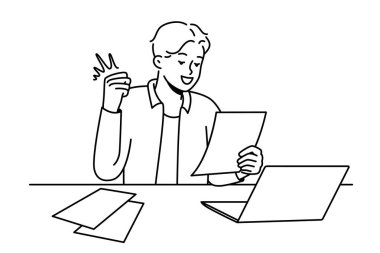 Gülümseyen genç adam bilgisayarın başında oturmuş mektuptaki iyi haberlerle heyecanlanıyor. Mutlu adam terfiyi kutlar ya da evrak işlerinde tebligat kazanır. Vektör illüstrasyonu. 