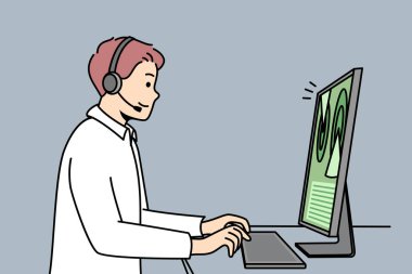 Kulaklık takan web tasarımcısı bilgisayarda çalışıyor. Kulaklık takan adam masada oturuyor, klavye başında monitör ekranının önünde yazılar, programlama. Müşteri desteği. Vektör minimalist modern tasarım.