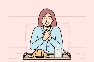 Kız sabah ayçöreği yiyecek, yatakta kahve içecek. Genç bayanın önünde tepside nefis bir kahvaltı. Lezzetli pasta, tatlı, aç bayan için çay. Vektör doğrusal renkli izole resimleme.