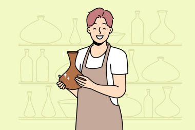 Önlüklü Potter kendi yaptığı sürahiyi tutuyor. Mutlu adam çömlek atölyesinde seramik vazo gösteriyor. İnsanoğlu kir takımı, toprak kaplama çanak çömleği, taş kaplama eşya üretir. Vektör çizgisi renkli illüstrasyon.