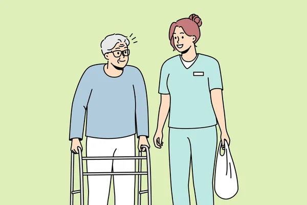 女性医療従事者は ウォーキングフレームを持つ高齢者を支援します 医学の専門家は ウォーカーと物理的に障害のある老人の袋を運びます ベクトルラインアート多色イラスト — ストックベクタ