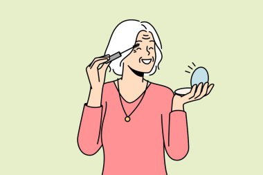 Gülümseyen yaşlı kadın aynaya bakıp makyaj yapıyor. İyimser, olgun büyükannen evde güzellik prosedürü uyguluyor. Vektör illüstrasyonu. 