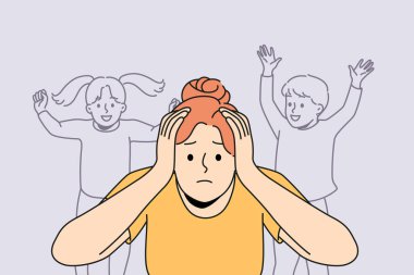 Stresli genç anne, gürültücü çocukların çığlıklarından rahatsız olur. Gürültücü çocuklardan rahatsız olan mutsuz, sıkıntılı kadın annelikten muzdarip. Vektör illüstrasyonu. 