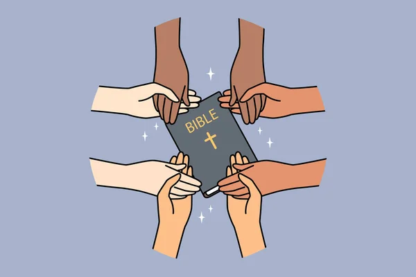 多様な異人種間の人々の閉鎖は 一緒に祈る手を握っています 聖書を保持する複数の民族グループが祈りに従事しています 宗教と信仰について ベクトルイラスト — ストックベクタ