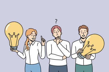 Ampulleri olan çeşitli iş adamları yaratıcı iş fikirlerini düşündüklerinde hayal kırıklığına uğrarlar. Düşünceli çalışanlar yeni planlar düşünüyor. Takım çalışması. Vektör illüstrasyonu. 