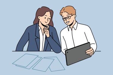 Gülümseyen iş adamları masa başı beyin fırtınasında oturup projeyi tablet üzerinde birlikte düşünün. Motivasyonlu meslektaşlar birlikte çalışır. Takım çalışması ve işbirliği. Vektör illüstrasyonu. 