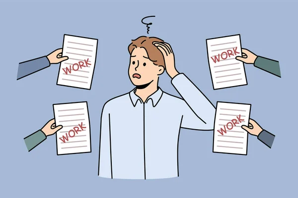 Frustrierte Männliche Mitarbeiter Werden Mit Zahlreichen Arbeitsbriefen Oder Benachrichtigungen Überhäuft — Stockvektor