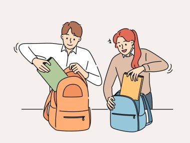 Gülümseyen öğrenciler okulda ya da üniversitede sırt çantalarını toplarlar. Mutlu öğrenciler kitapları çantalara koyar kurumda dersleri bitirirler. Eğitim. Vektör illüstrasyonu. 