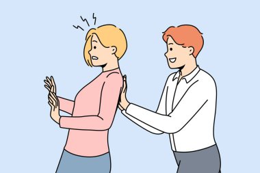 Gülümseyen erkek çalışan, kadın meslektaşı ileri doğru itti. Mutlu motivasyonlu işçi gücü sinirli kadın iş arkadaşını korkutuyor. Motivasyon konsepti. Vektör illüstrasyonu. 