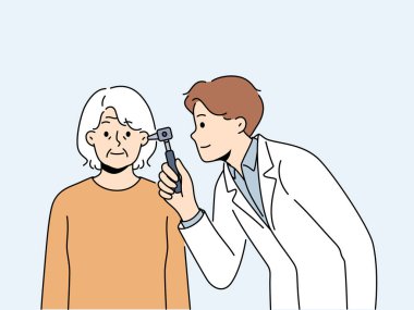 Erkek doktor yaşlı kadın hasta kulağını muayene ediyor. Erkek pratisyen hekim ya da otolarolog klinikte yaşlı büyükannenin muayenesini yapar. Vektör illüstrasyonu. 