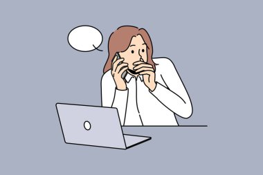 Bayan çalışan, bilgisayar sızıntısı şirket bilgilerini rakip firmaya iletmek için masa başında çalışıyor. İş kadını telefonda rakipleriyle gizli bilgileri paylaşıyor. Vektör illüstrasyonu. 