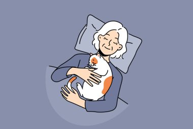 Yatakta kedi göğsünde uyurken gülümseyen yaşlı kadın. Mutlu yetişkin büyükanneler evde uyur, evcil hayvanlara sarılırlar. Vektör illüstrasyonu. 