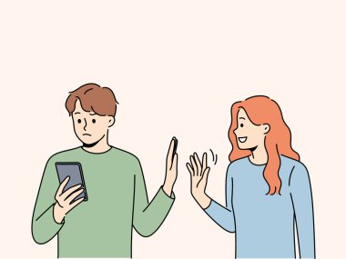 Adam, gülümseyen, sevgi dolu kadını reddediyor. Cep telefonu kullanan meşgul bir adam ısrarcı bir kadını görmezden geliyor. İlişki sorunu. Vektör illüstrasyonu. 