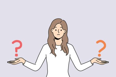 Ellerinde soru işaretleri olan kafası karışmış bir kadın karar verir. Emin olmayan bir kız farklı seçenekleri karşılaştırırken hayal kırıklığına uğrar. Vektör illüstrasyonu. 