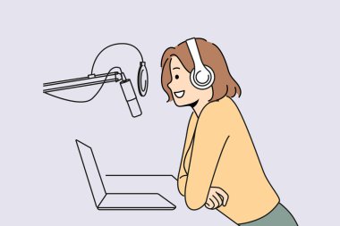 Kulaklıklı gülümseyen kadın stüdyoda mikrofonda podcast konuşması yapıyor. Canlı yayında mikrofonlu mutlu kadın sunucu konuşması. Mesleğiniz? Vektör illüstrasyonu. 