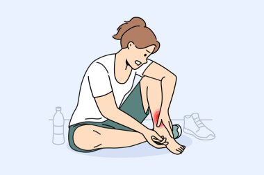 Sağlıksız bir kadın spor salonunda yerde oturup bileğini incitmiş. Hasta bir kız spor yaparken ya da spor yaparken travma ya da yaralanma geçirir. Vektör illüstrasyonu. 