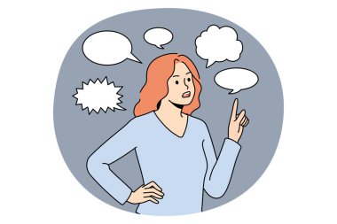 İletişim ve sohbet kavramını düşünüyorum. Genç, hayal kırıklığına uğramış kadın konuşma balonunu işaret ederek iletişim kurmayı düşünen vektör illüstrasyonunun üstünde duruyor.