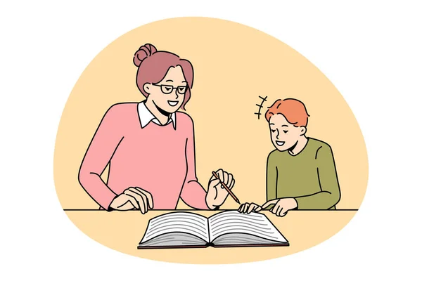 教育と学習の概念 笑顔の少年生徒と女教師座って本を読んで一緒に知識ベクトルイラストを取得 — ストックベクタ