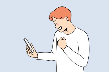Aşırı mutlu bir adam cep telefonu ekranına bakar iyi bir mesaj ya da mesaj okur. Gülümseyen adam online zaferi ya da akıllı telefondan zaferi kutluyor. Vektör illüstrasyonu. 