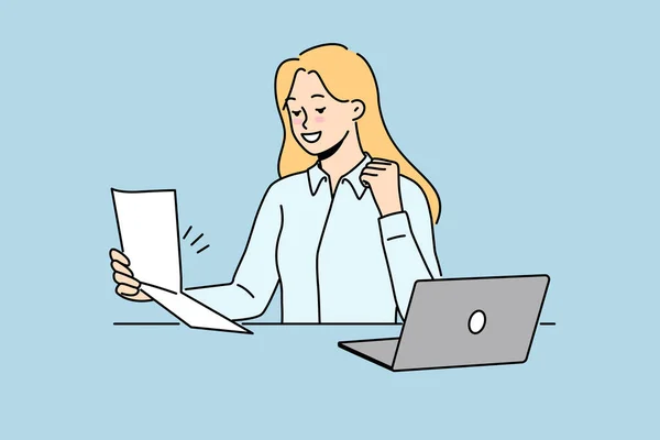 Heyecanlı Kadın Masa Başında Bilgisayar Başında Oturup Iyi Haberleri Kağıt — Stok Vektör