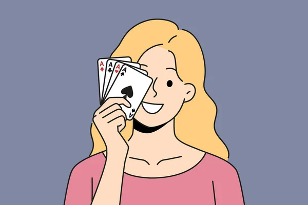 Mulher Sorridente Posando Com Cartas Nas Mãos Jogadora Feliz Mostra — Vetor de Stock