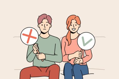 Koltukta oturan çift evet ve hayır işareti gösteriyor. Farklı duygular hisseden erkek ve kadın ellerinde çeşitli işaretler gösterir. Vektör illüstrasyonu. 