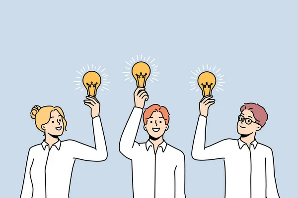 手の電球を持った笑顔のビジネスマンは 創造的なアイデアを生み出します 軽い電球のブレインストーミングを持つ幸せな従業員は ビジネスプロジェクトや思考を開発します ベクトルイラスト — ストックベクタ