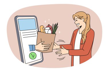 Ev konseptine yemek servisi. Genç, gülümseyen bir kadın akıllı telefon ekran vektör illüstrasyonundan yemek paketi alıyor.