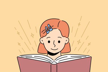 Gülümseyen küçük kız kitap okuyor. Edebiyat okumakla meşgul mutlu bir çocuk. Çocukluk eğitimi ve öğrenme. Vektör illüstrasyonu. 