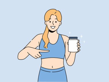 Spor giyim bölümündeki gülümseyen sporcu kadın ellerinde protein şişesiyle gösteri yapıyor. Mutlu kadın sporcu spor eğitimi ya da egzersiz için gıda takviyesi öneriyor. Vektör illüstrasyonu. 