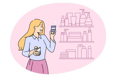 Gülümseyen kız mağazadan güzellik ürünleri tüpünü seçiyor. Mutlu genç kadın kozmetik şişesi ya da kozmetik mağazasından parfüm alıyor. Cilt bakımı ve yüz bakımı. Vektör illüstrasyonu.