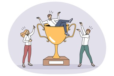 Büyük altın kupayla çok mutlu bir takım, ortak iş zaferini ya da başarıyı kutluyor. Ödül kazanmış mutlu iş adamları kariyer başarısıyla sevinir. Takım çalışması. Vektör illüstrasyonu.