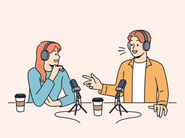 Canlı radyo yayınında mikrofonla konuşan kulaklıklı gülen insanlar. Stüdyoda canlı yayında konuk oyuncu olarak mutlu röportajlar. Vektör illüstrasyonu. 