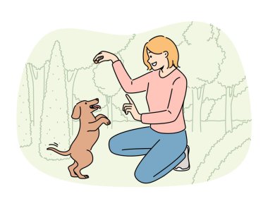 Parkta köpek yavrusuyla oynayan gülümseyen kadın. Mutlu kız ormanda şirin bir köpekle komutlar öğrenerek eğleniyor. Vektör illüstrasyonu. 